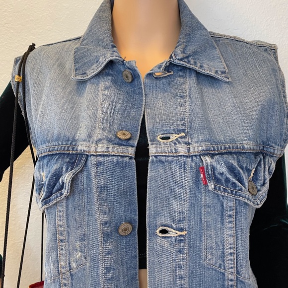 Vintage 90’s oversized medium wash Levi’s vest with pockets and grommet buttons! - Picture 4 of 9